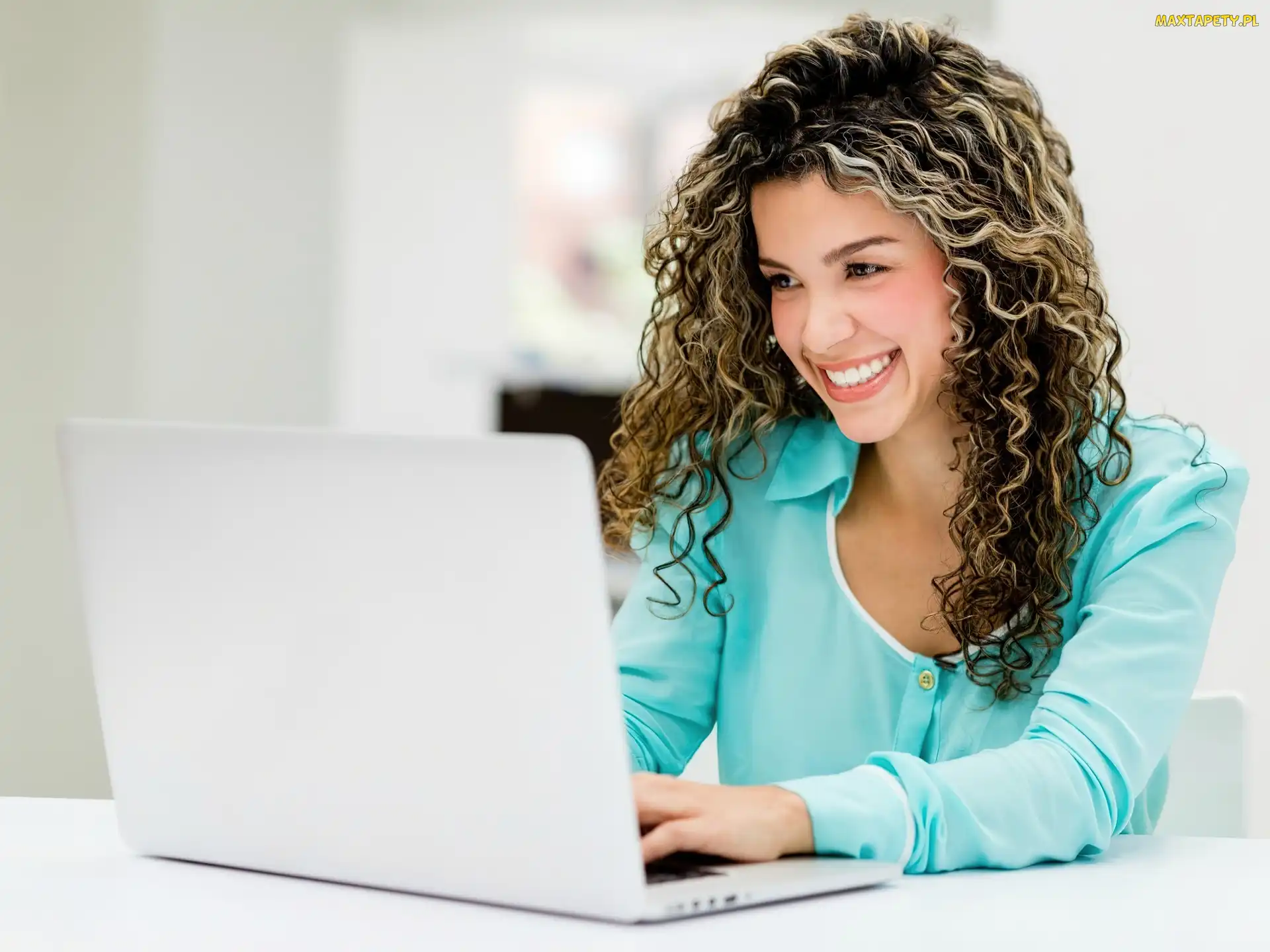 Biuro, Laptop, Brunetka, Uśmiechnięta