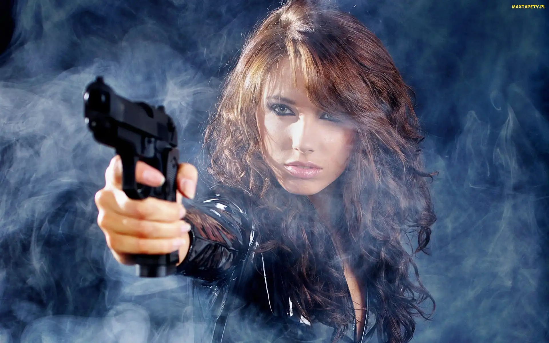Dziewczyna, Dym, Pistolet