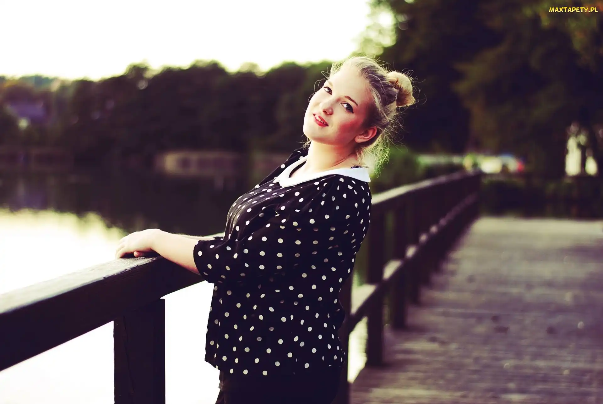 Blondynka, Most, Kobieta