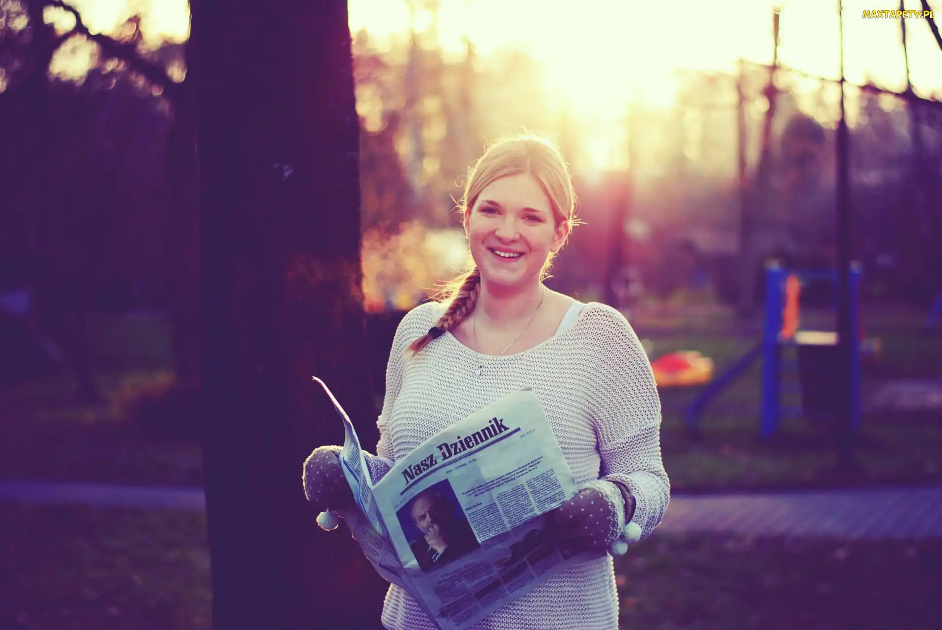 Kobieta, Gazeta, Rękawiczki, Blondynka, Uśmiechnięta