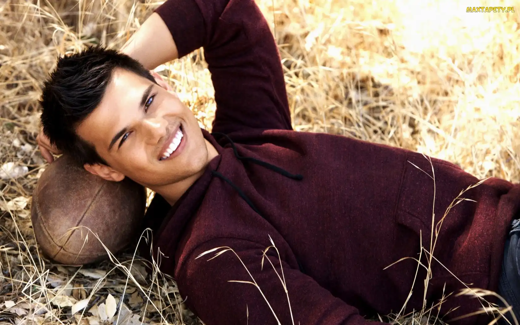 Uśmiech, Bluza, Trawa, Piłka, Taylor Lautner