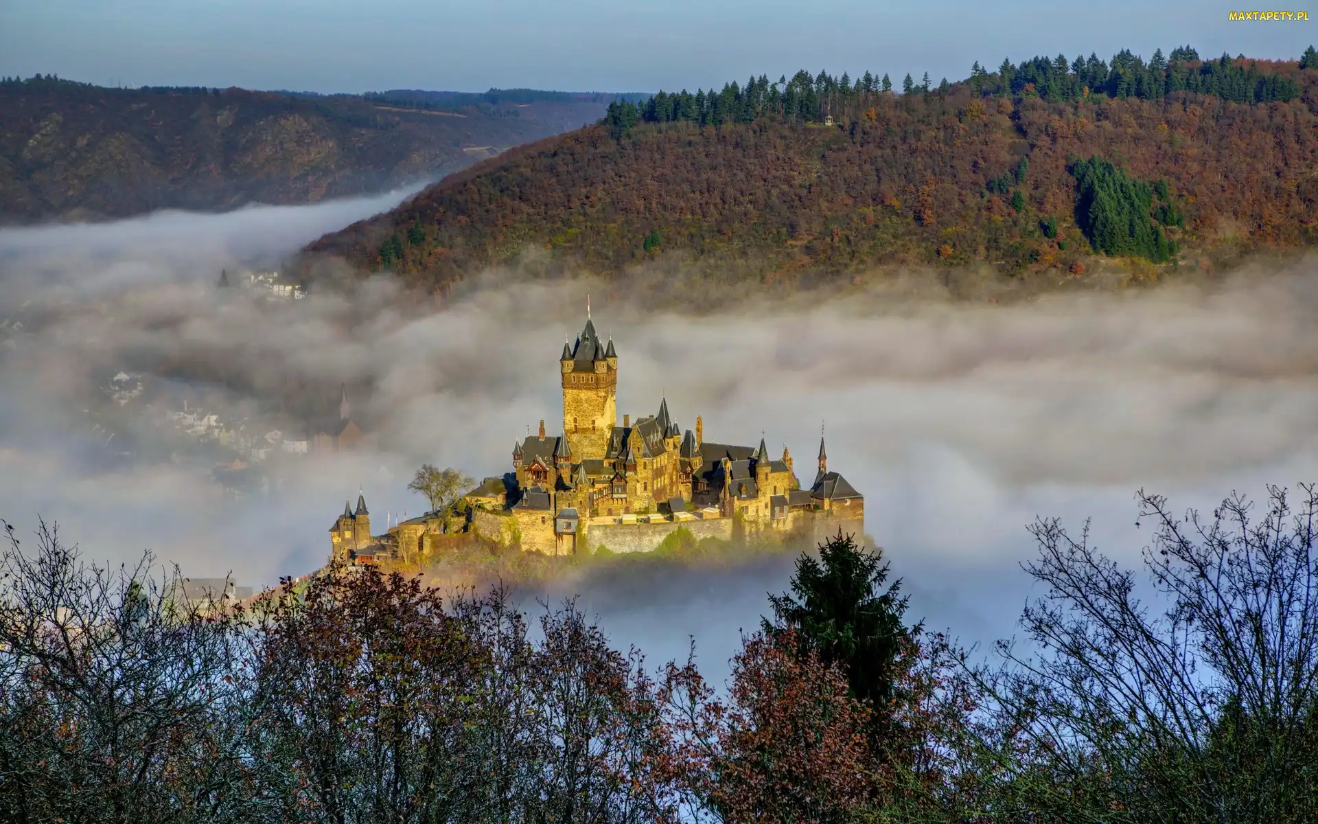 Miasto Cochem, Zamek Reichsburg, Mgła, Wzgórze, Góry, Lasy, Niemcy