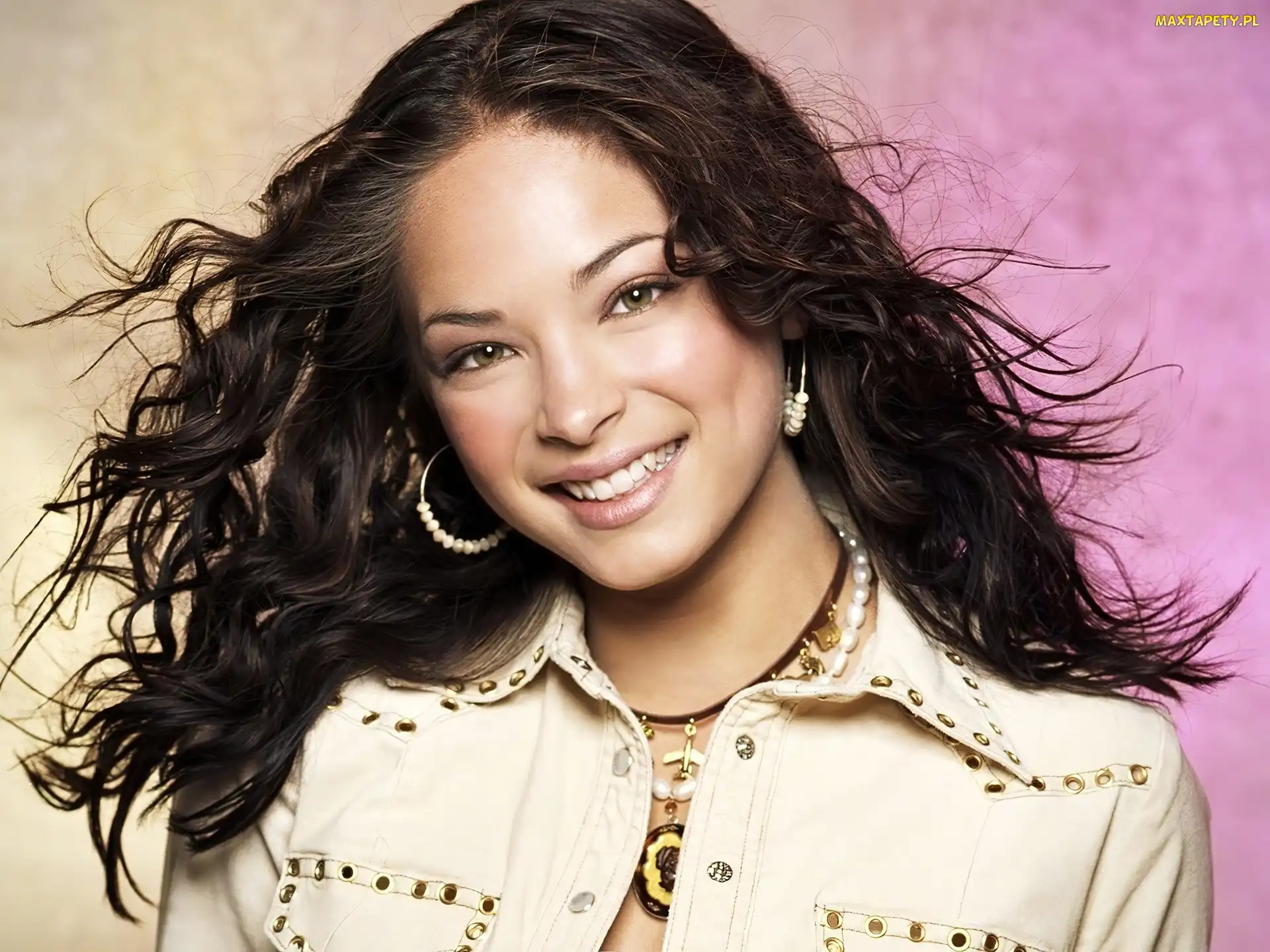 Kristin Kreuk, Uśmiech, Biżuteria