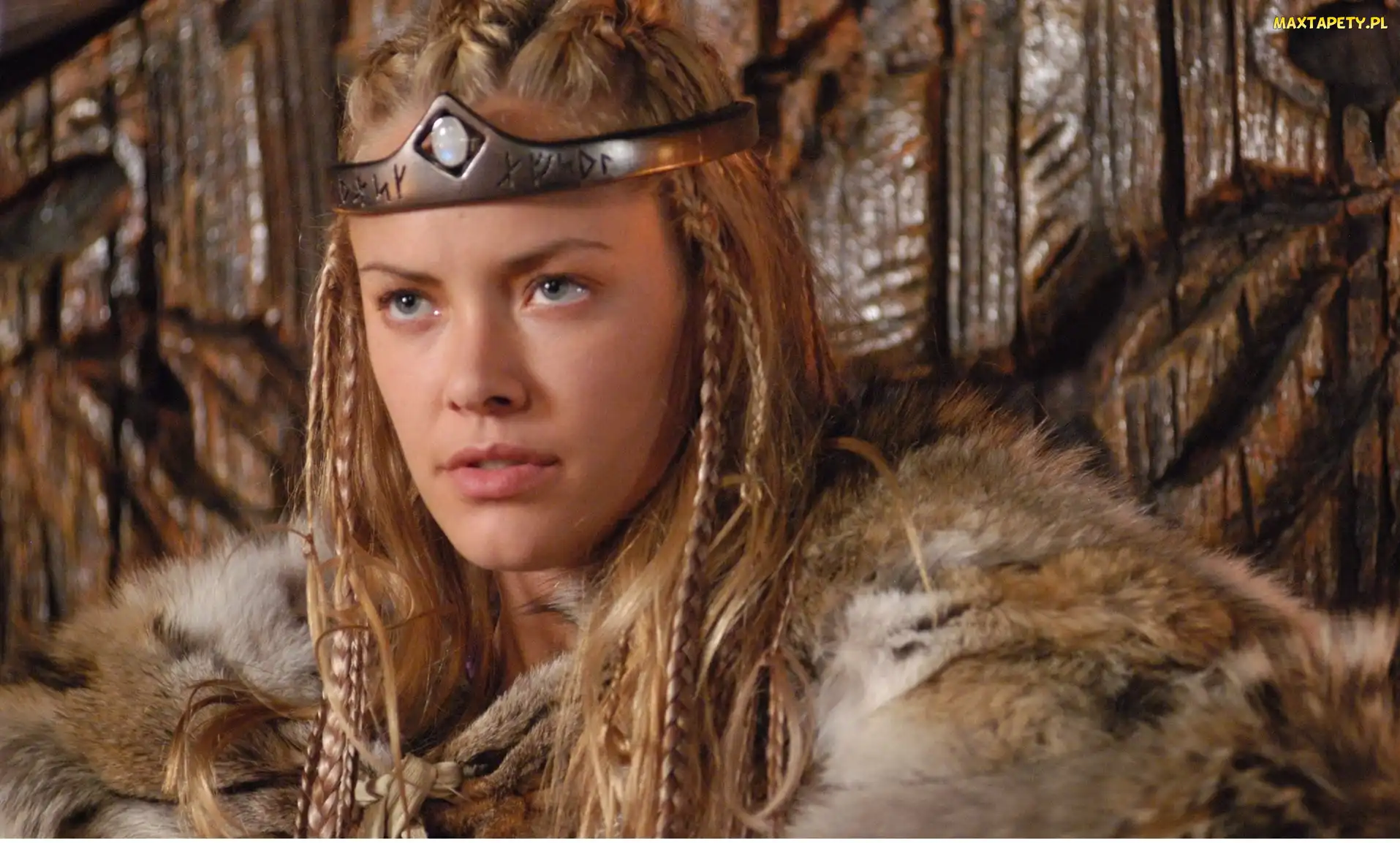 Kristanna Loken, Opaska, Futro