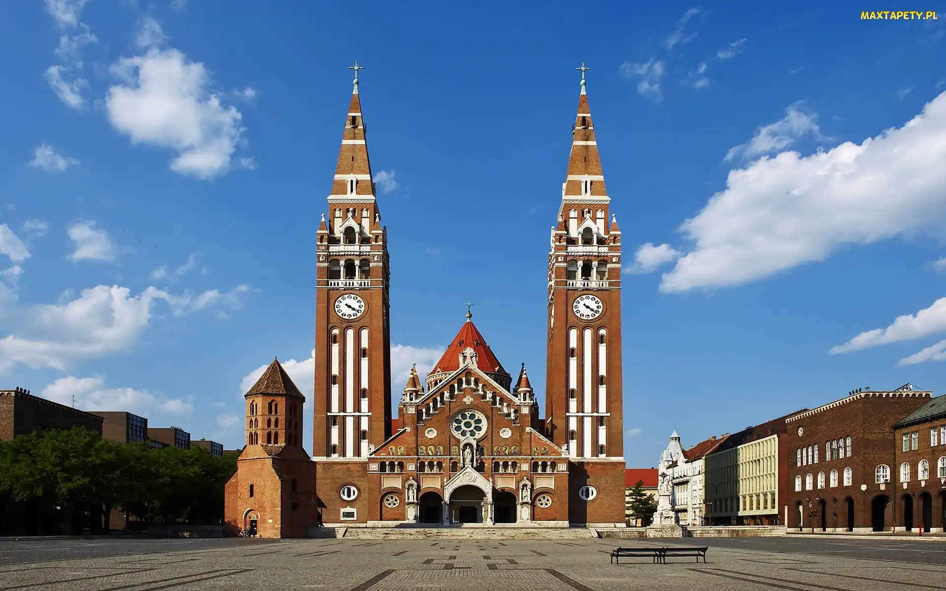 Drzewa, Budynki, Plac, Kościół