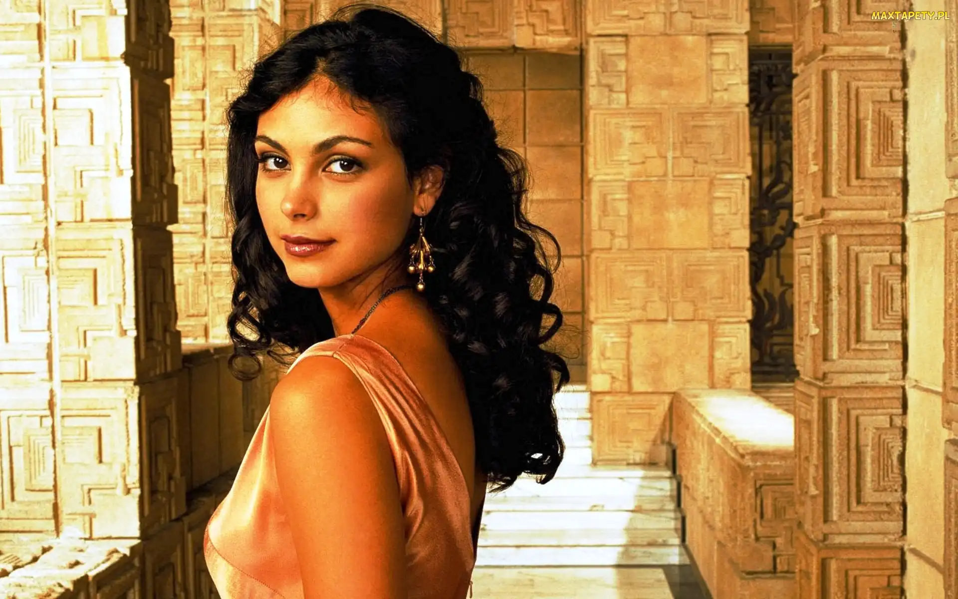 Morena Baccarin, Kolczyk, Brunetka