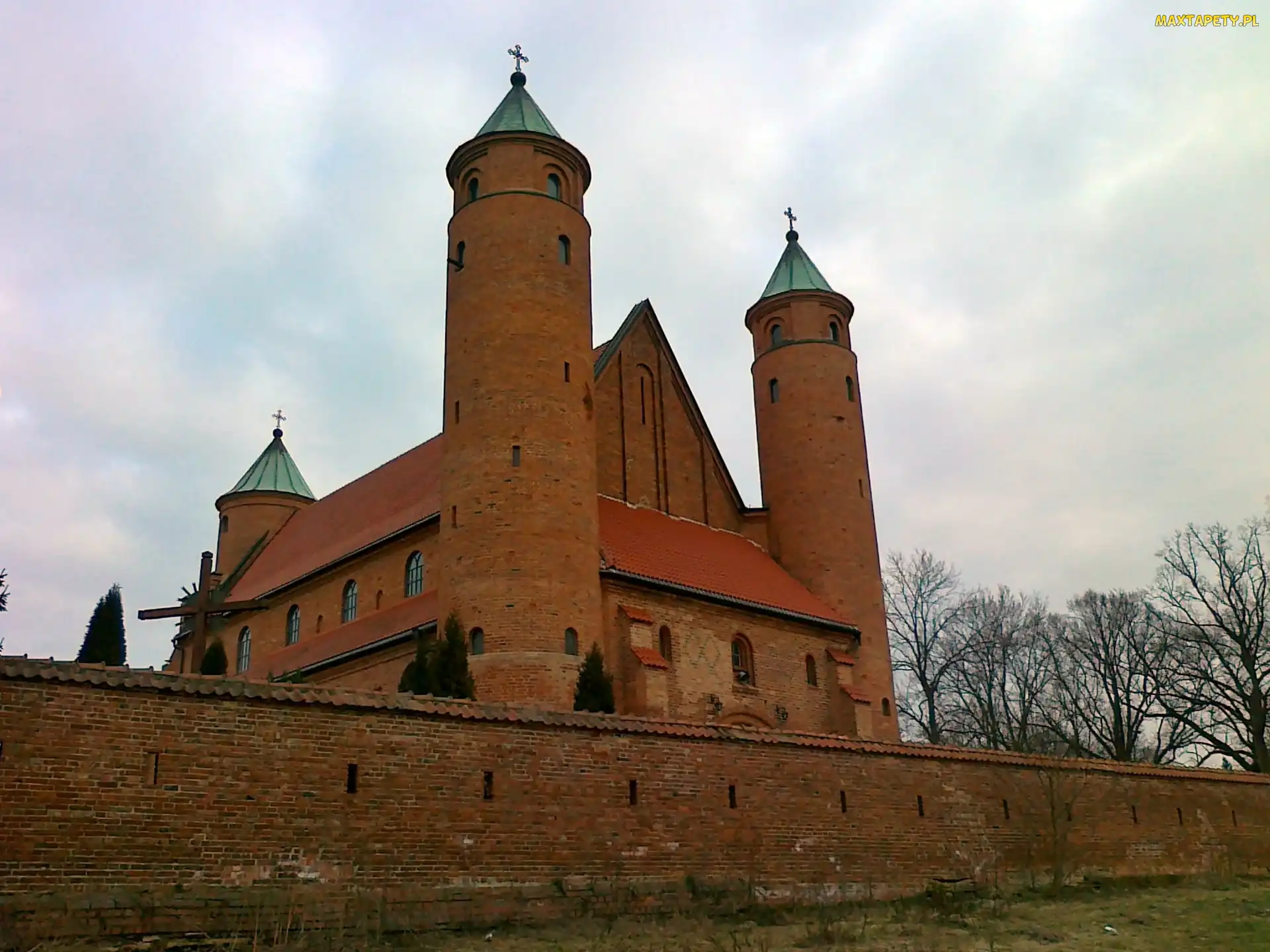 Obronny, Brochów, Kościół