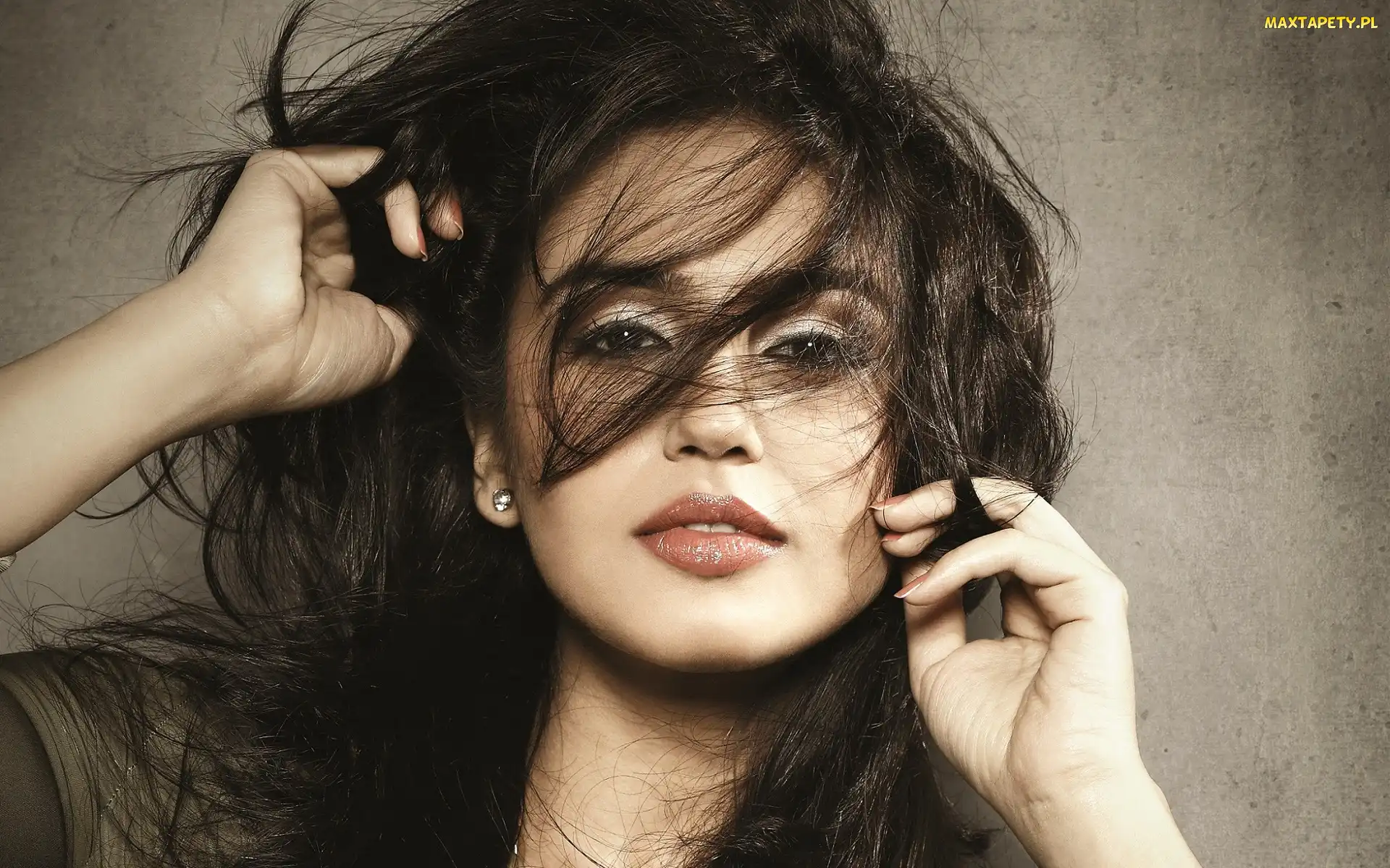 Huma Qureshi, Włosy, Rozwiane