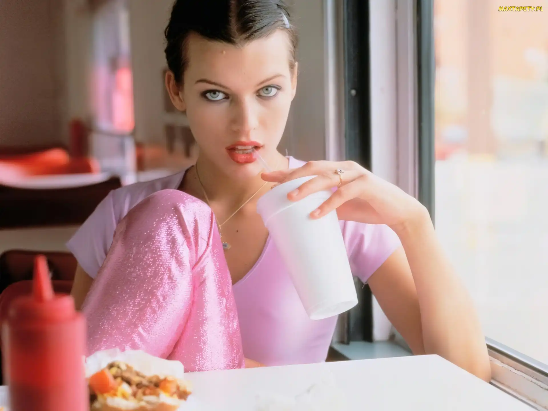 Spojrzenie, Stół, Milla Jovovich
