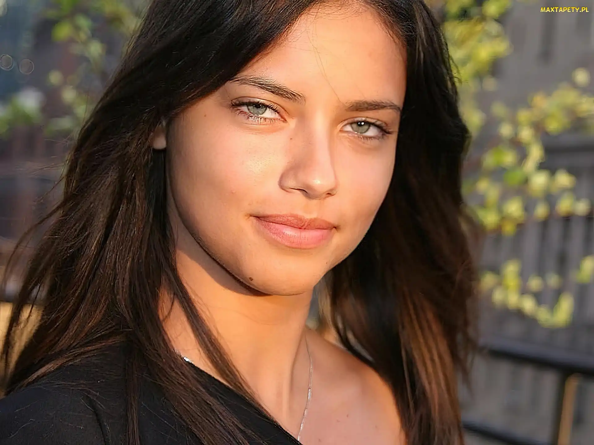 brązowe włosy, srebrny łańcuszek, Adriana Lima
