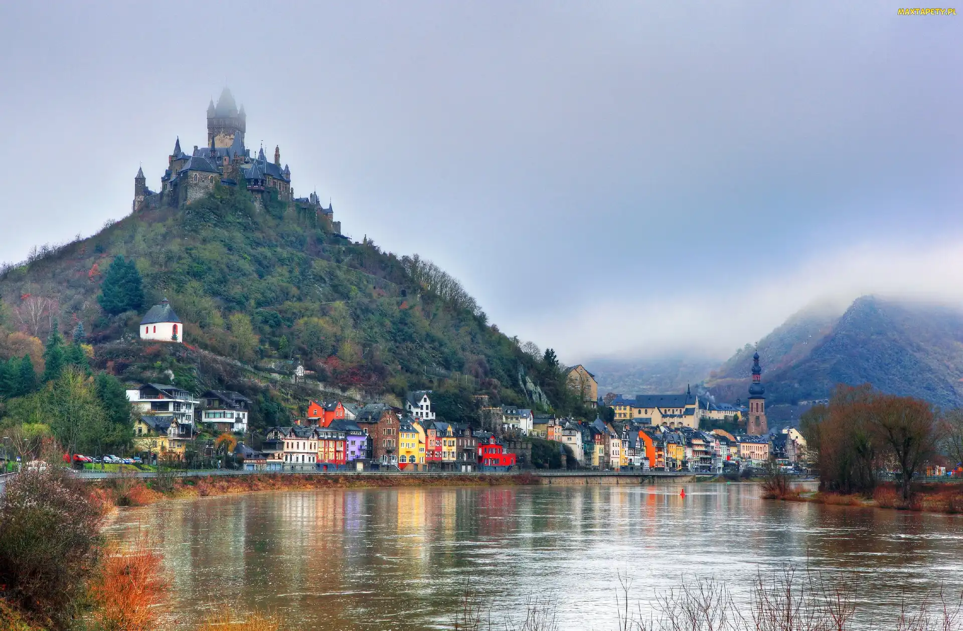 Zamek Cesarski Reichsburg, Kolorowe, Rzeka Mozela, Domy, Mgła, Góry, Miasto Cochem, Nadrenia-Palatynat, Niemcy