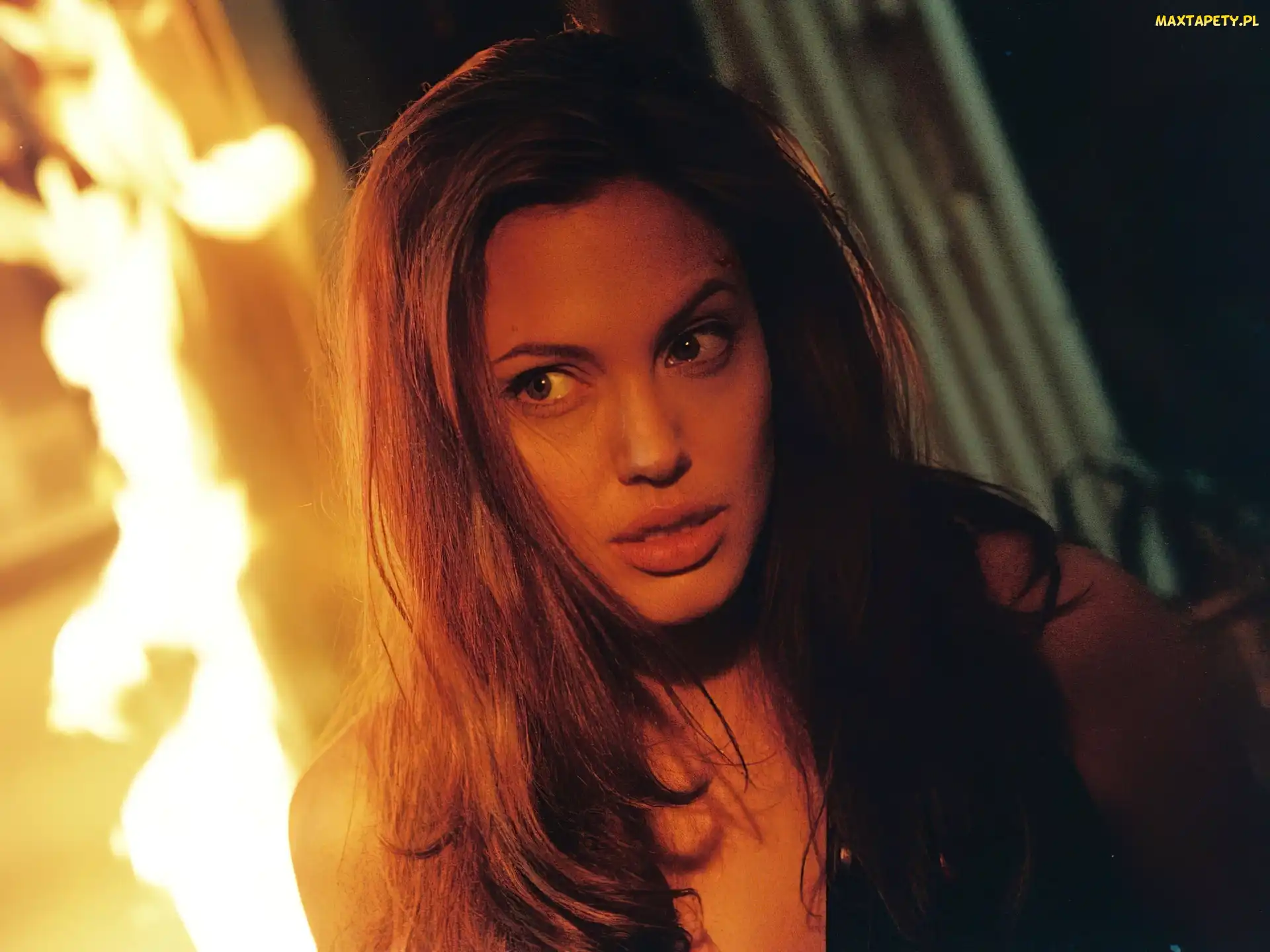 Angelina Jolie, długie włosy