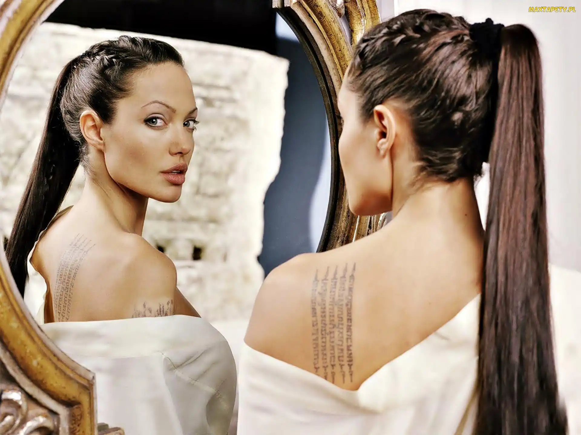 długie włosy, tatuaż, Angelina Jolie