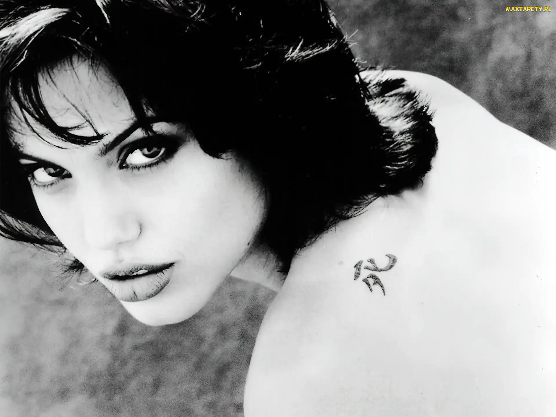 krótkie włosy, tatuaż, Angelina Jolie