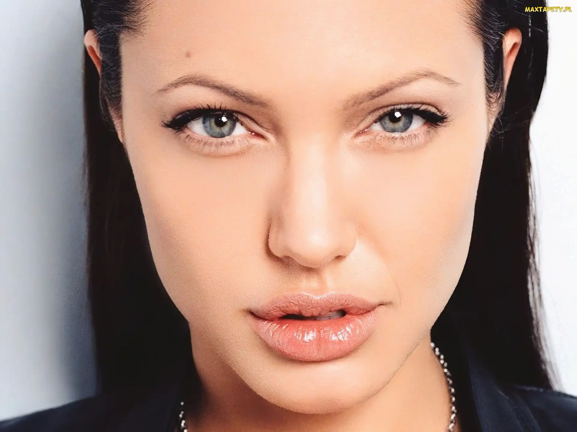 niebieskie oczy, Angelina Jolie