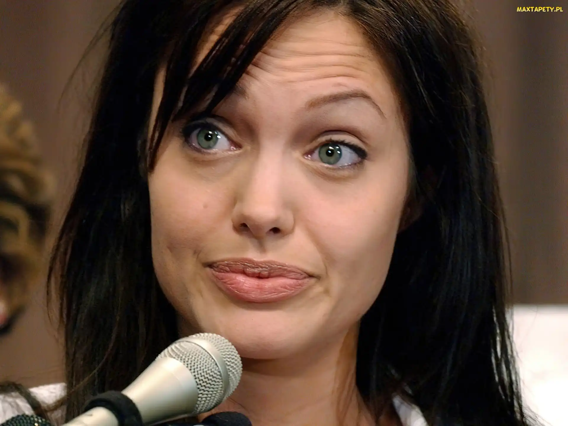 zielone oczy, mikrofon, Angelina Jolie