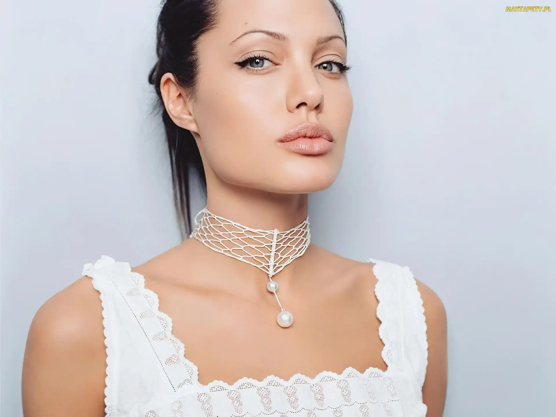 biały top, naszyjnik, Angelina Jolie