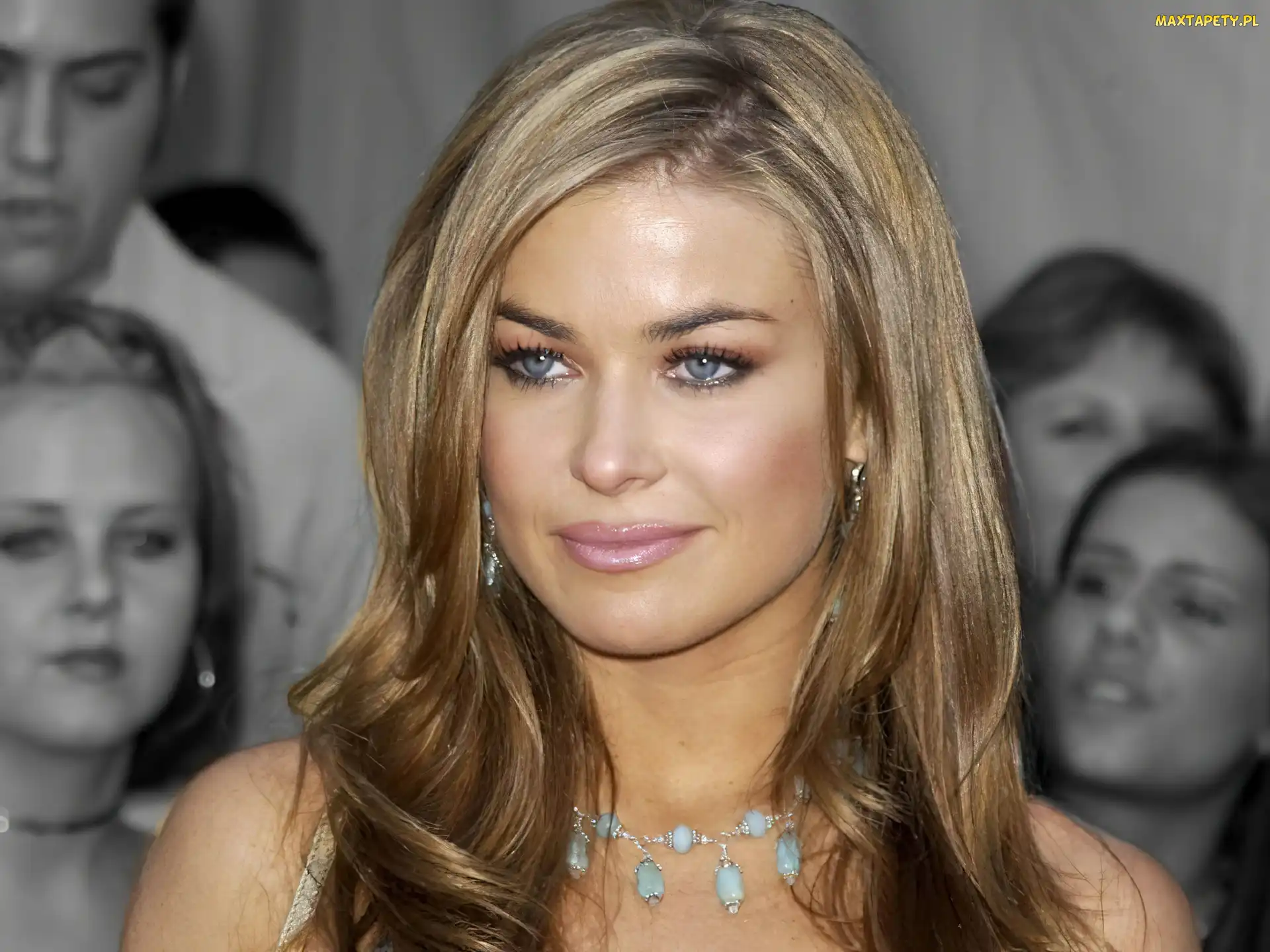 niebieski naszyjnik, Carmen Electra