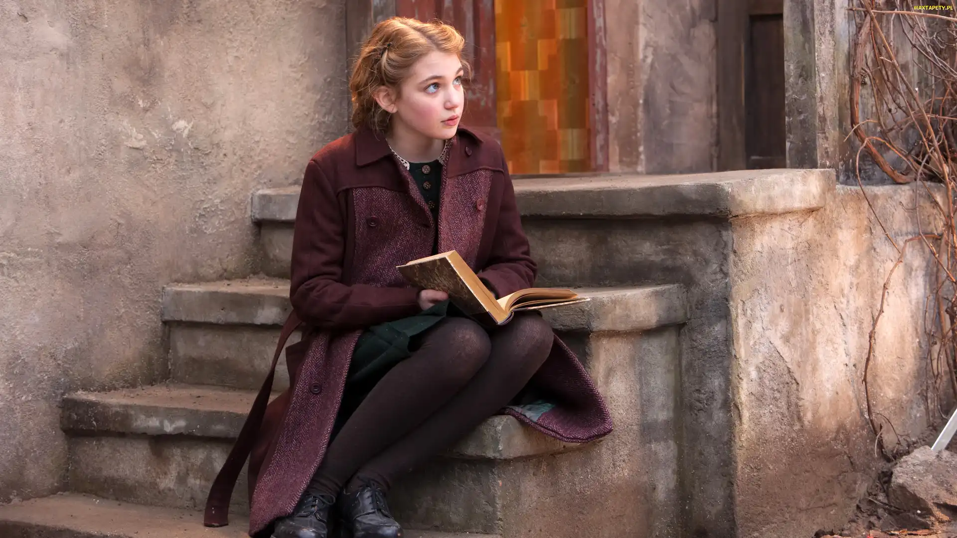 Sophie Nelisse, Schody, Płaszcz, Dziewczyna, Książka, Dom