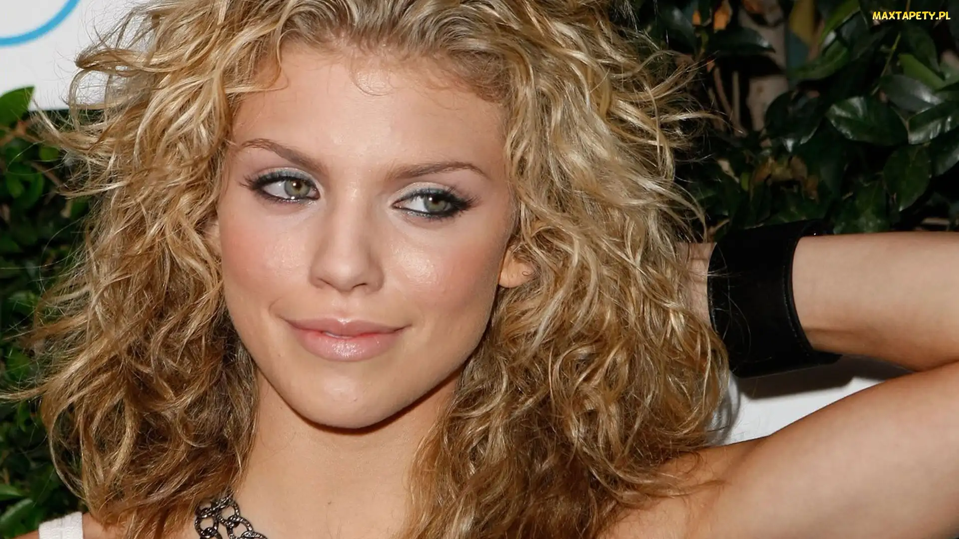 Blondynka, Annalynne Mc Cord