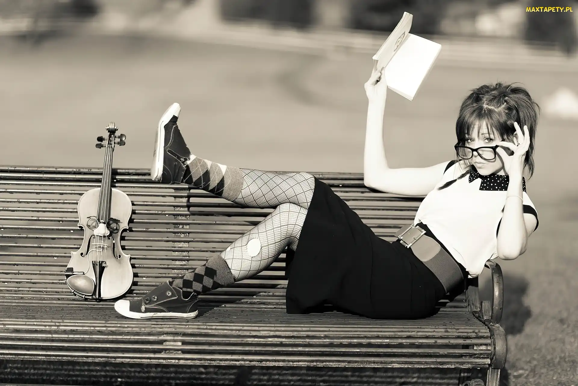 Ławka, Książka, Okulary, Skrzypce, Lindsey Stirling