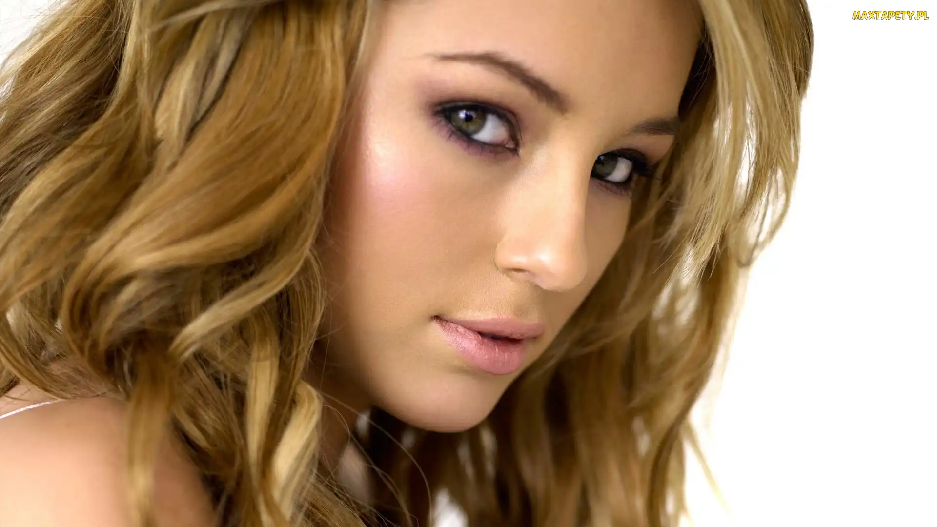 Spojrzenie, Keeley Hazell