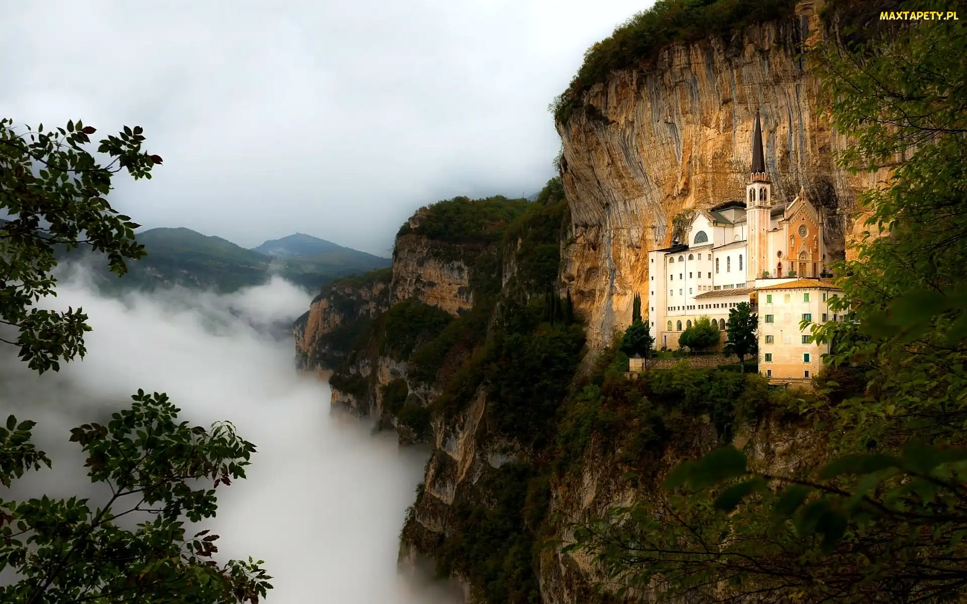 Sanktuarium Madonna della Corona, Sanctuary of Madonna della Corona, Chmury, Włochy, Góry Monte Baldo, Spiazzi