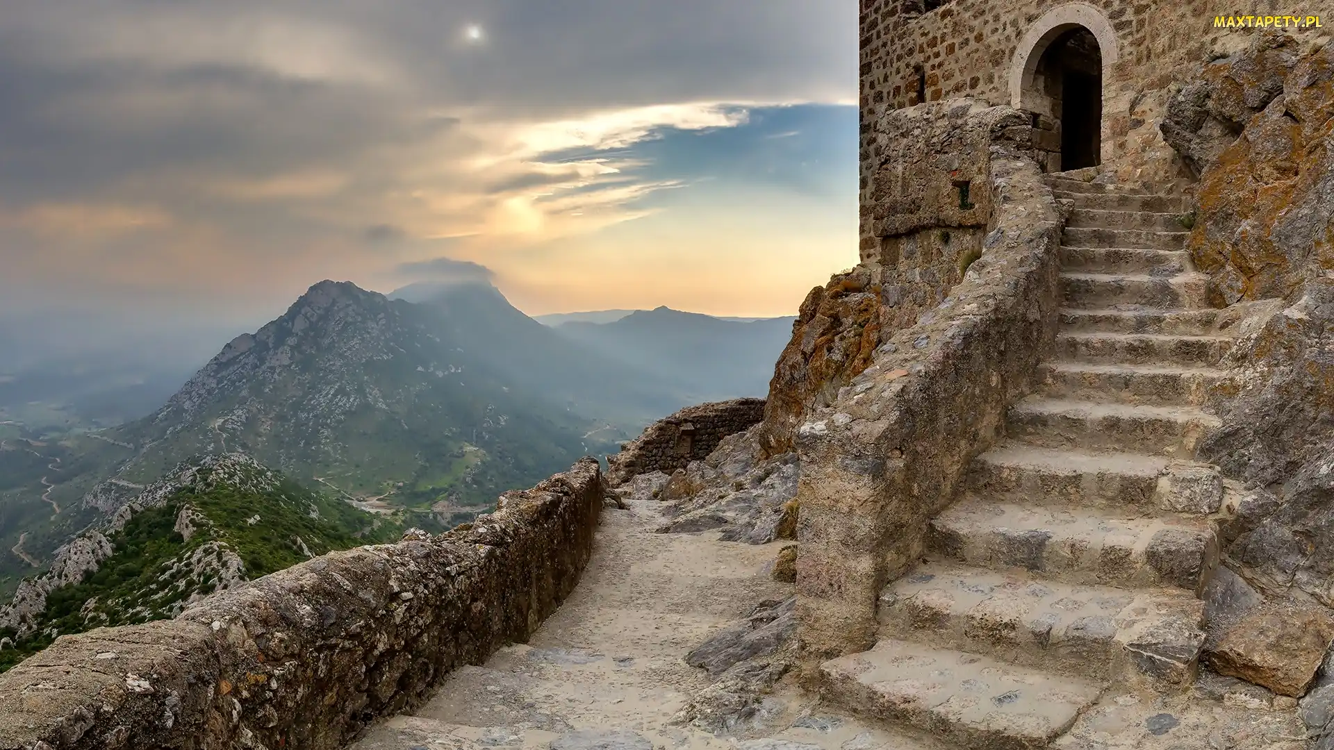 Zachód słońca, Ruiny Góry, Château de Quéribus, Zamek Kveribus, Gmina Cucugnan, Francja
