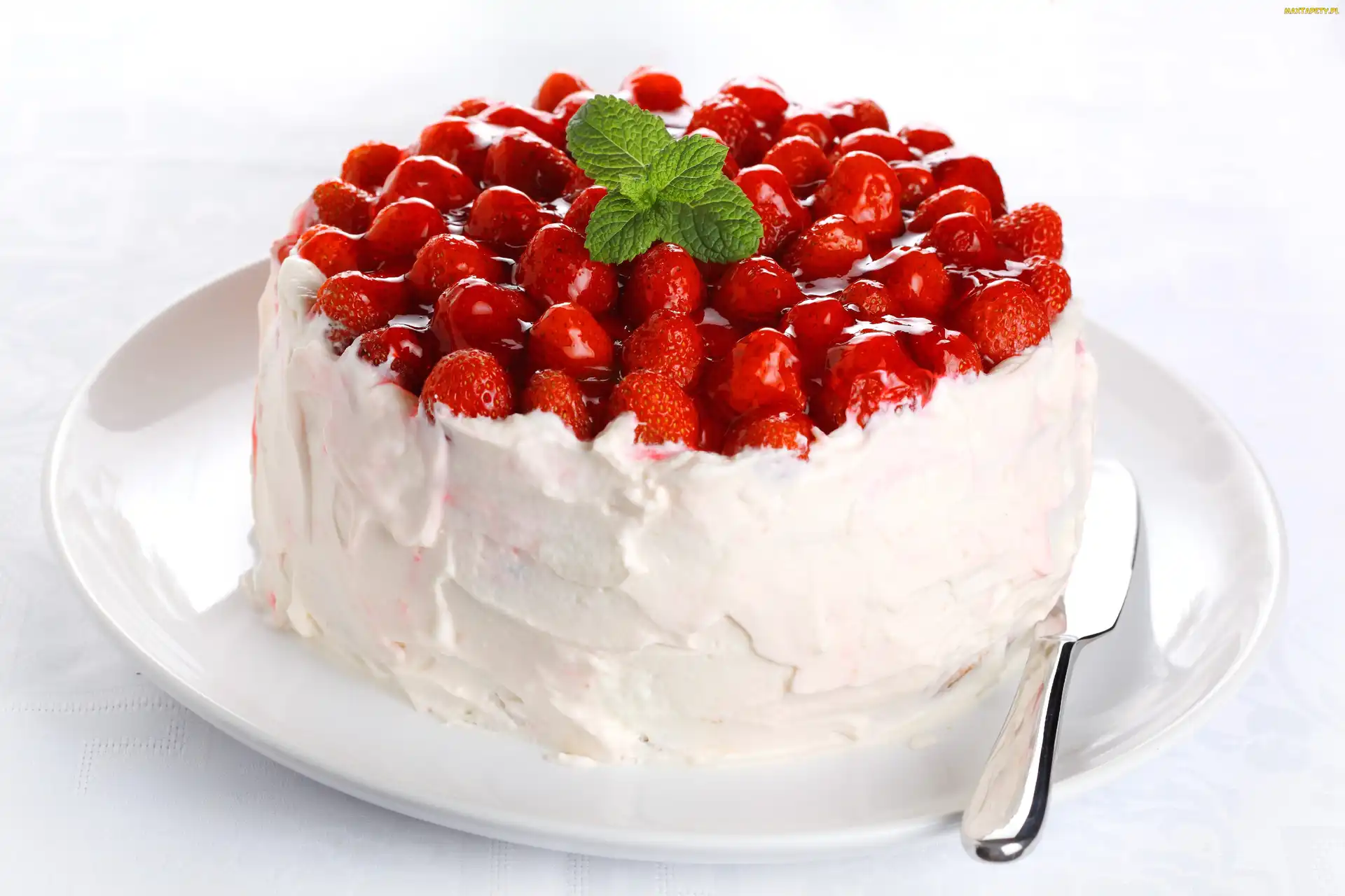 tort, bita śmietana, truskawki