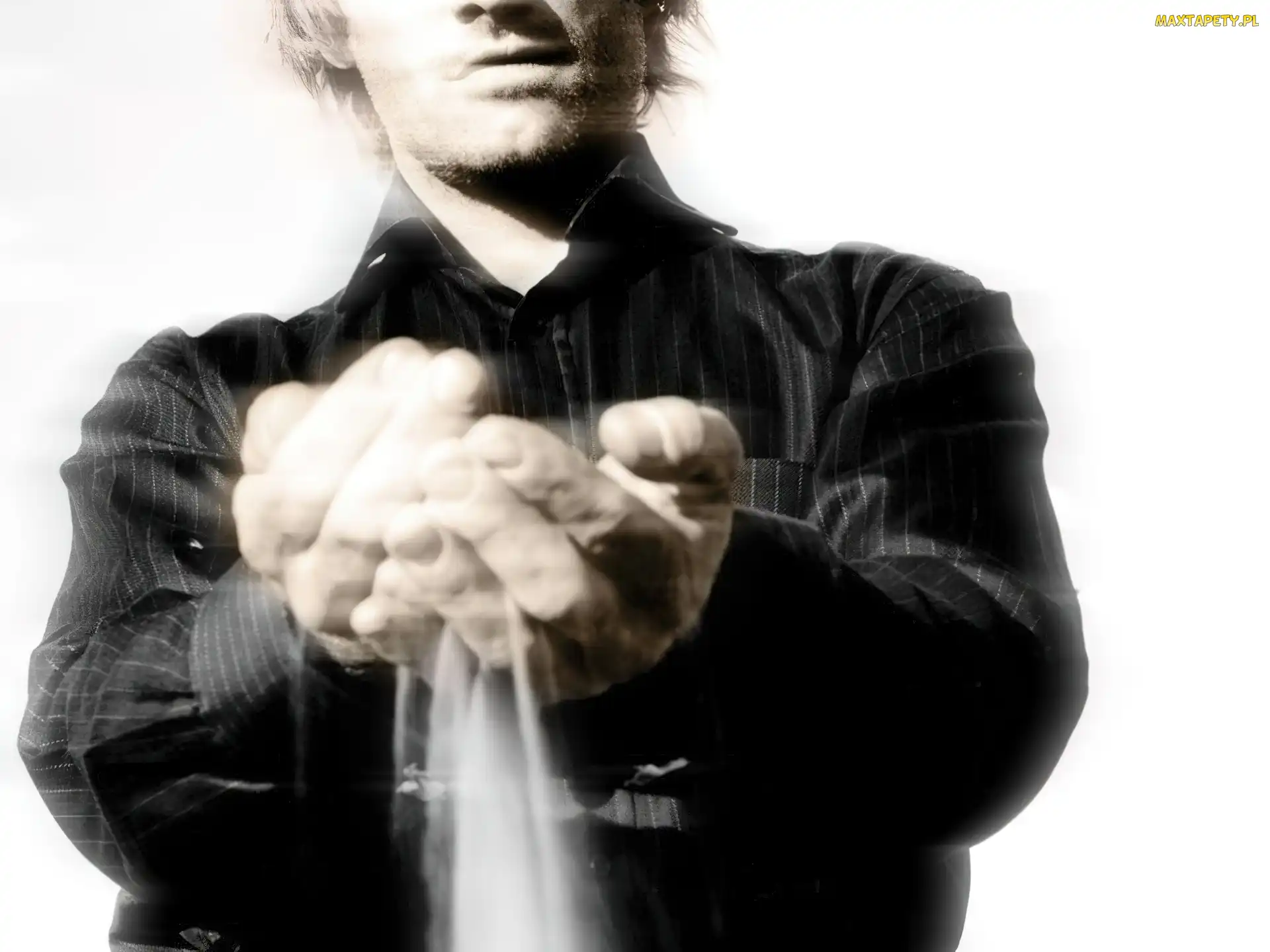 Viggo Mortensen, czarna koszula