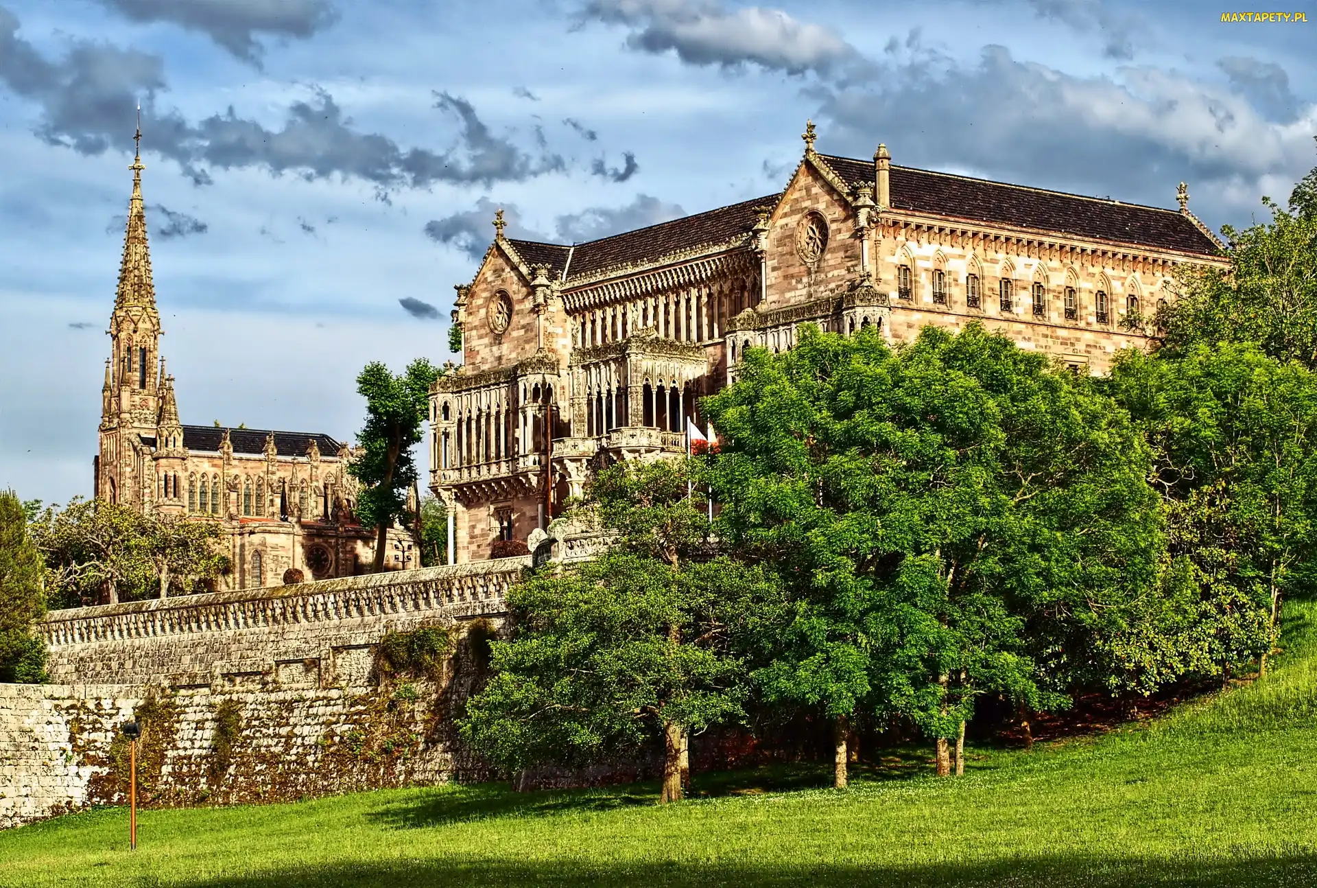Kantabria, Comillas, Sobrellano, Pałac, Kościół, Park