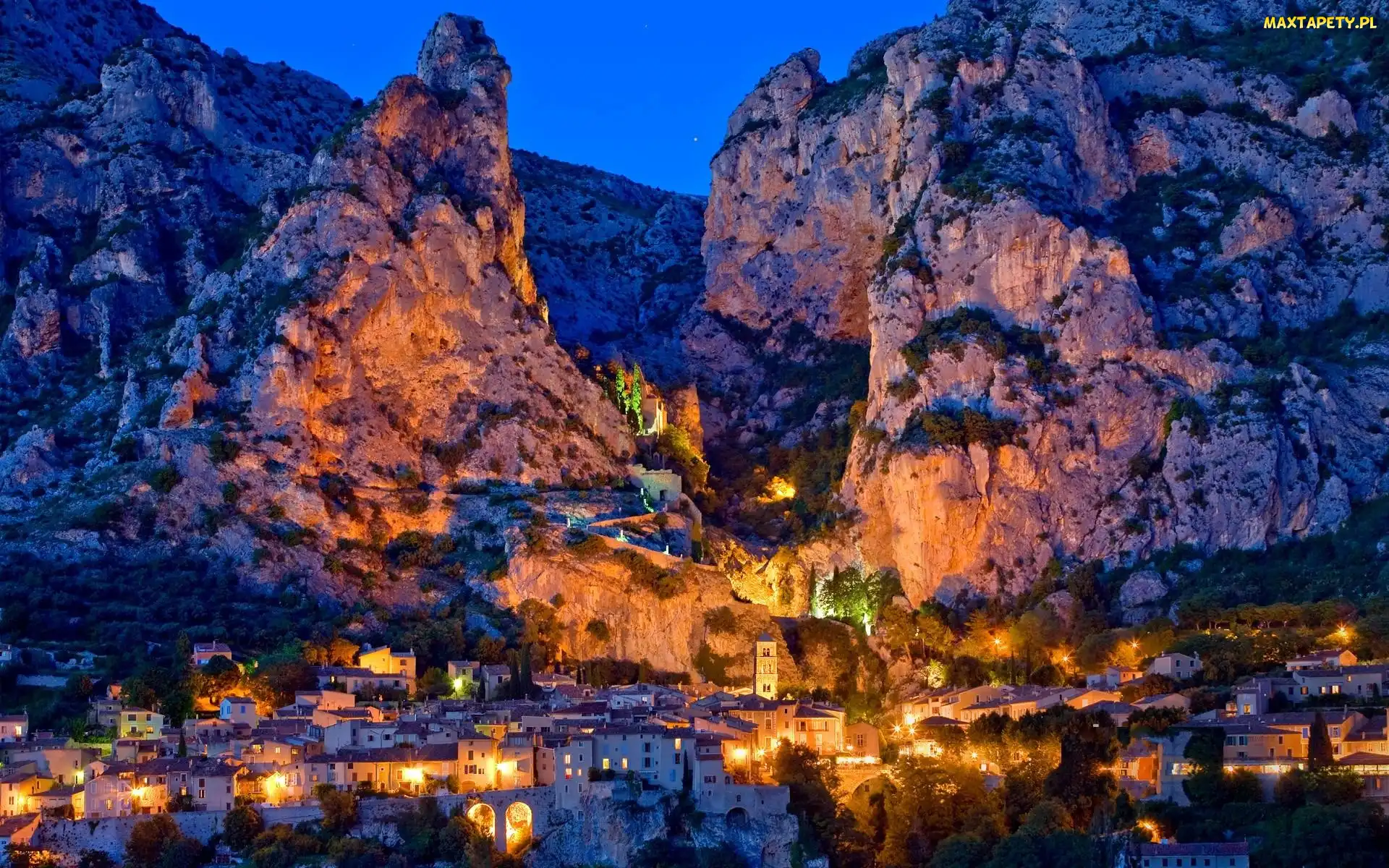 Oświetlenie, Moustiers Sainte Marie, Góry, Miasto