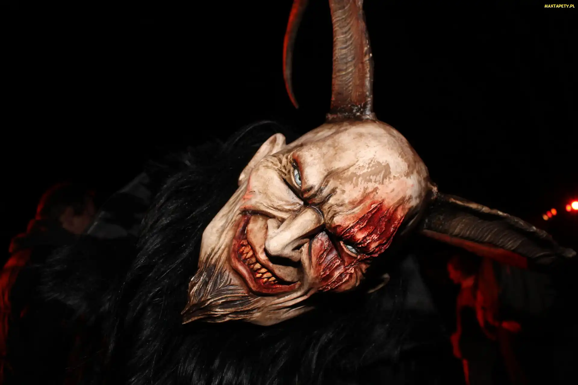 Krew, Uśmiech, Demon, Rogi