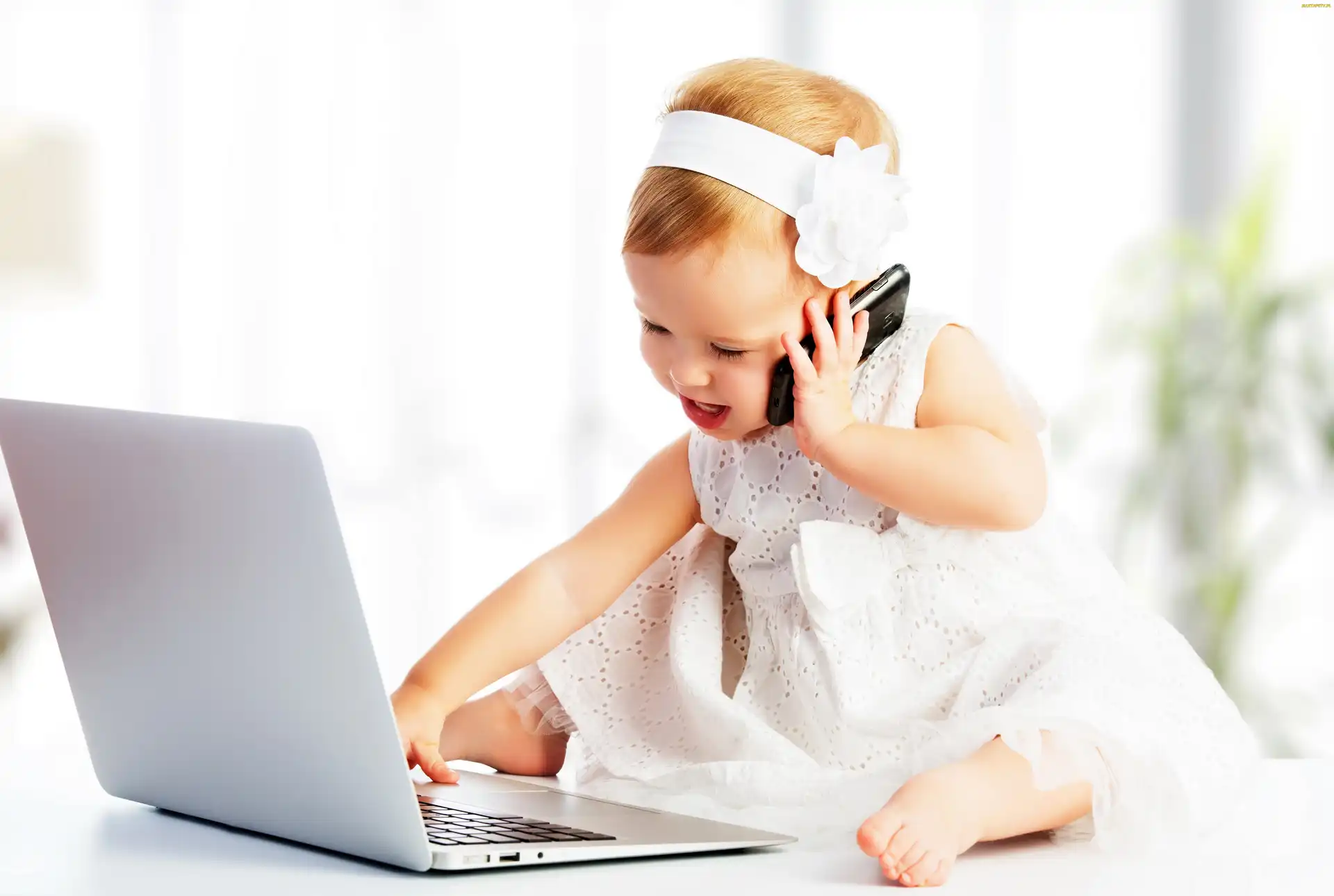 Telefon, Laptop, Dziewczynka