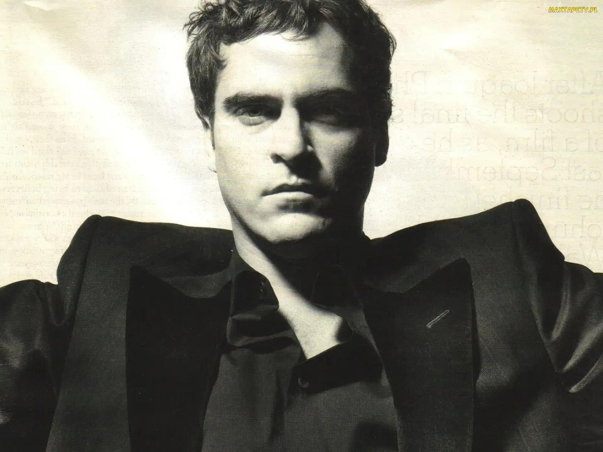 czarny strój, Joaquin Phoenix