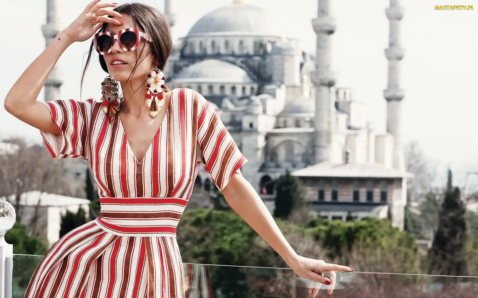 Sukienka, Kolczyki, Yolanthe Sneijder, Kobieta, Brunetka, Okulary