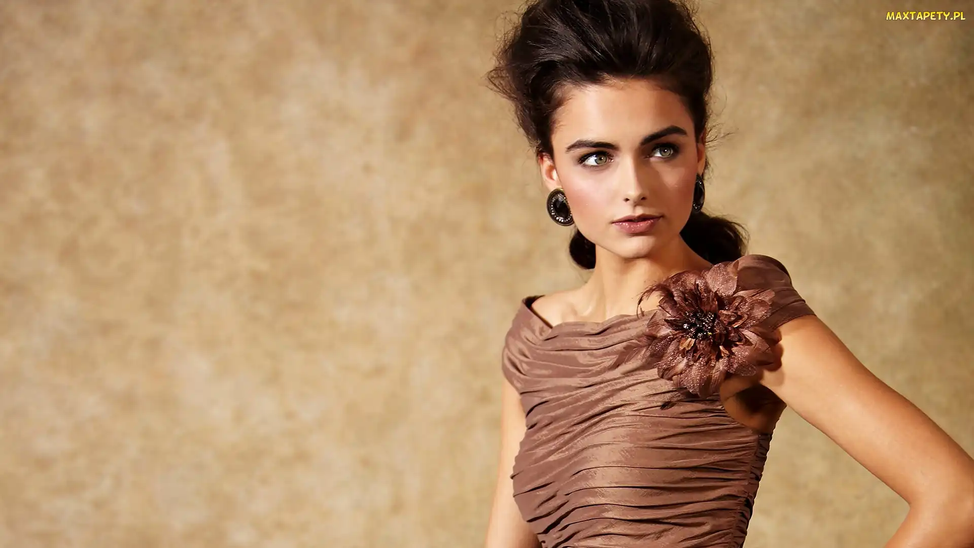 Darla Baker, Moda, Biżuteria, Makijaż, Brunetka