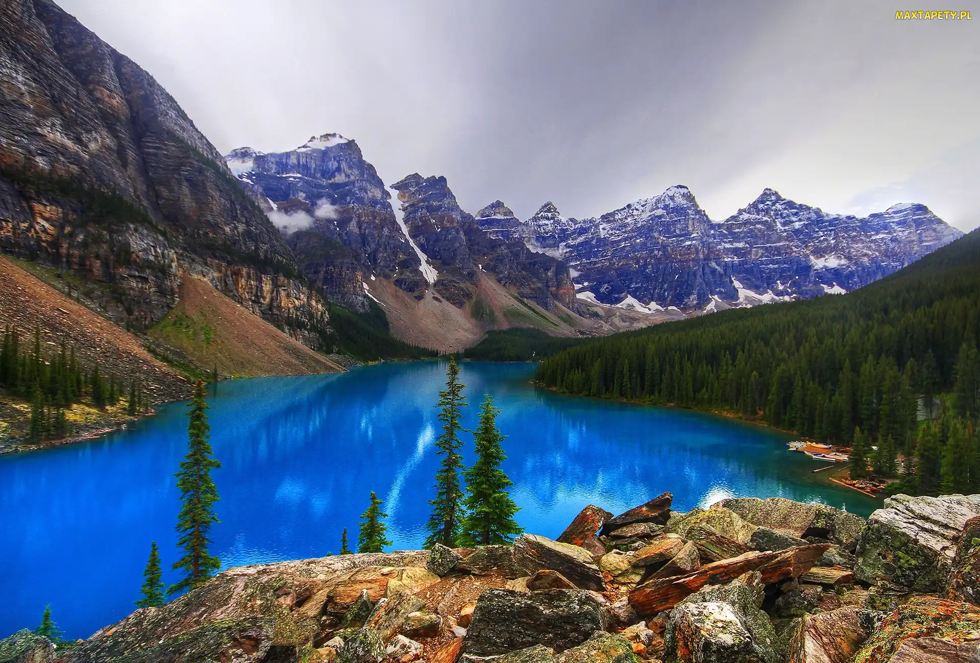 Skały, Las, Jezioro Moraine Lake, Góry, Park Narodowy Banff, Kanada