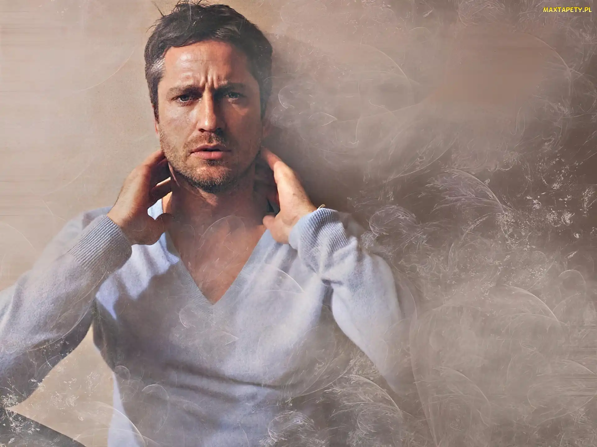 Gerard Butler, niebieski sweterek