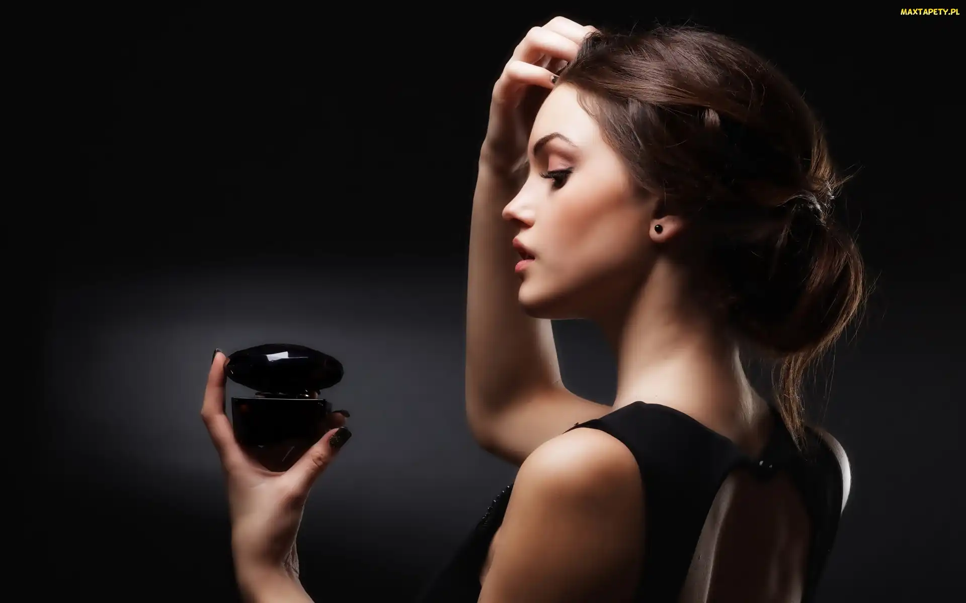 Modelka, Perfumy, Brunetka