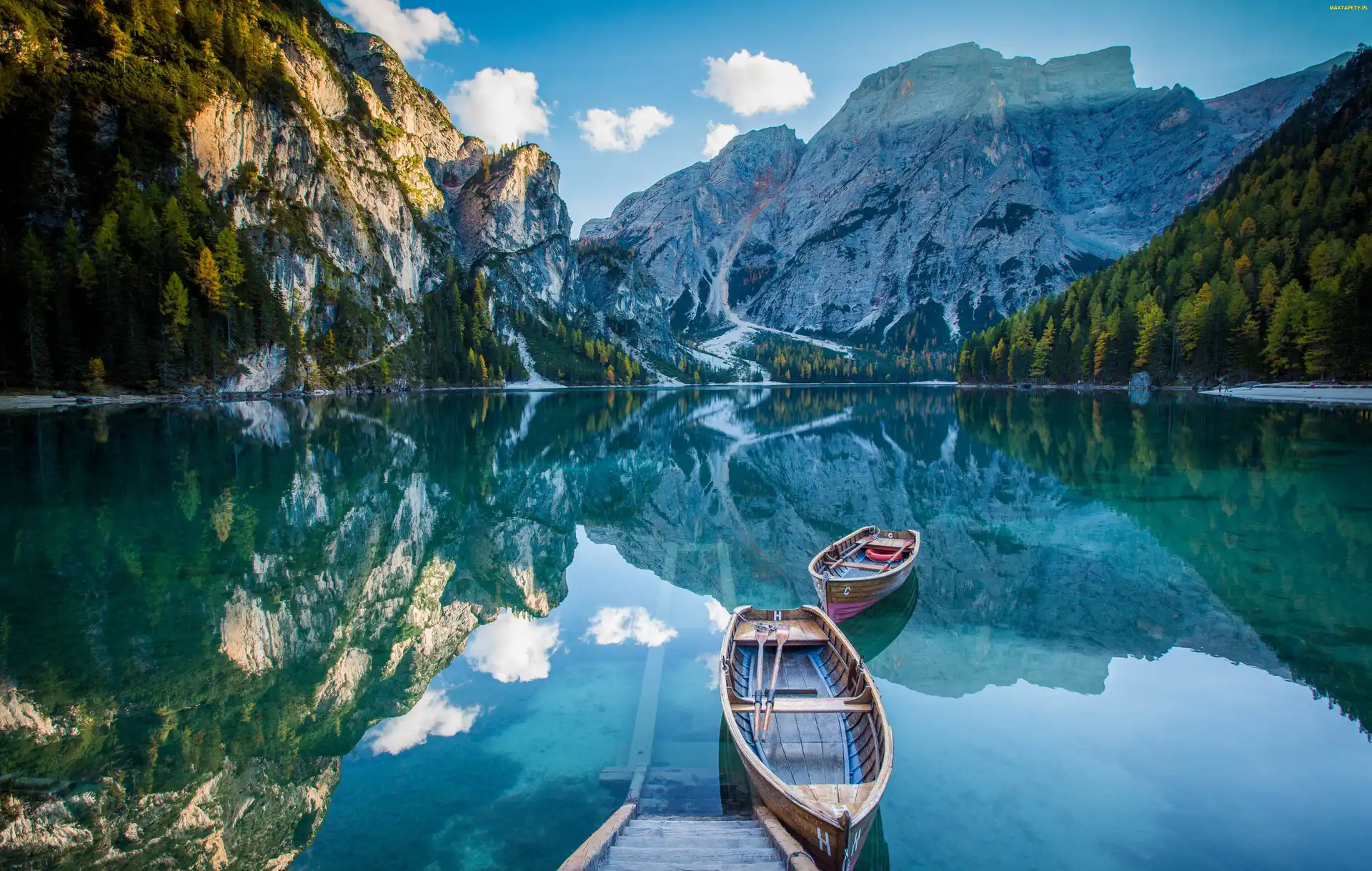 Łódki, Jezioro Pragser Wildsee, Góry Dolomity, Włochy, Dolina Val Pusteria, Dolina Val di Braies