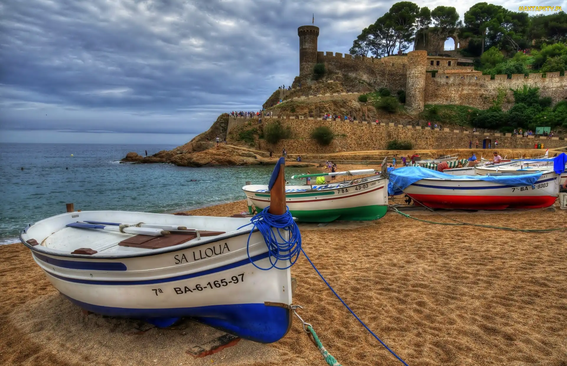 Fortyfikacje, Morze, Łódki, Mury obronne, Costa Brava, La Vila Vella, Katalonia, Hiszpania, Tossa de Mar, Plaża