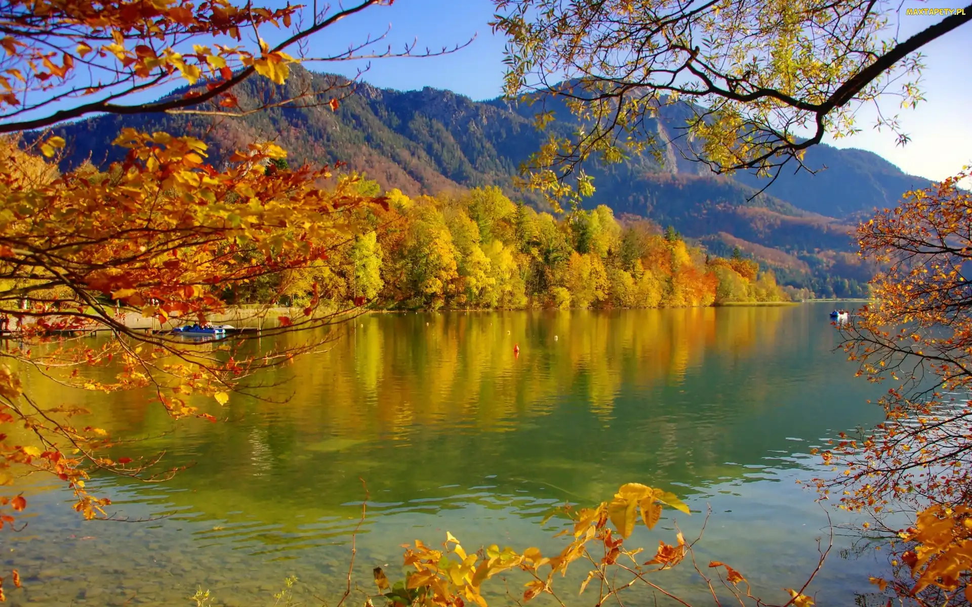 Jezioro, Góry, Jesień, Drzewa, Łódki, Lasy