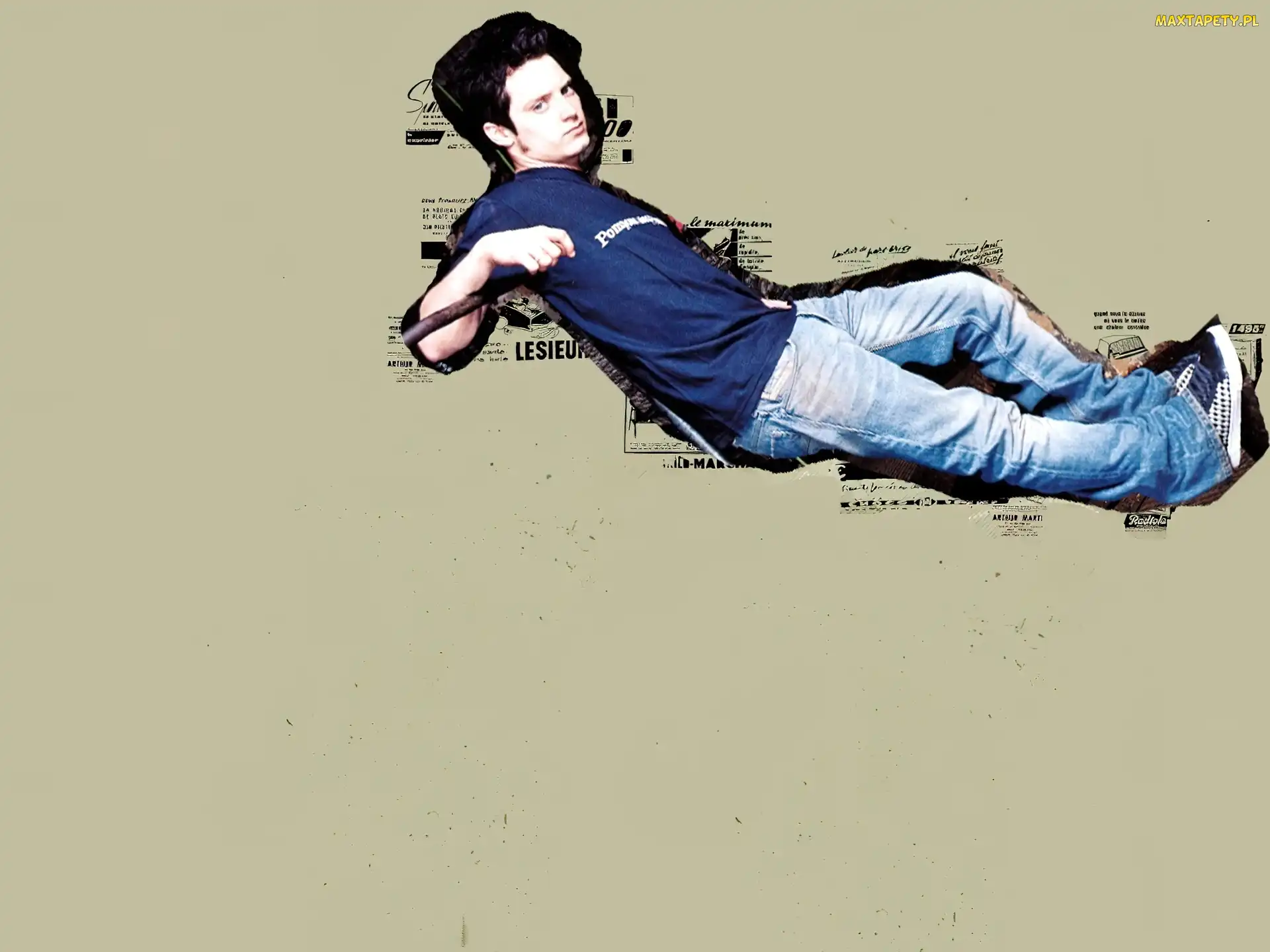 niebieski t-shirt, jeansy, Elijah Wood