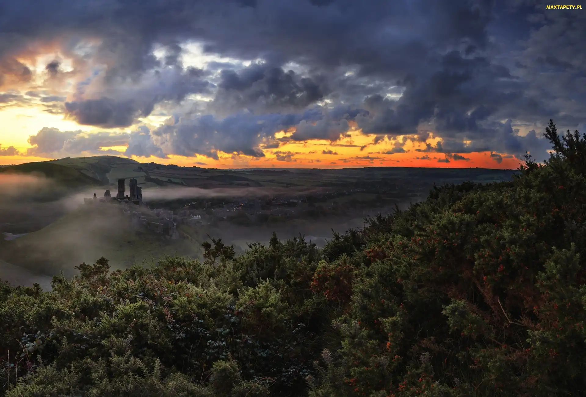Chmury, Hrabstwo Dorset, Zachód słońca, Zamek w Corfe Castle, Ruiny, Mgła, Wzgórza, Anglia