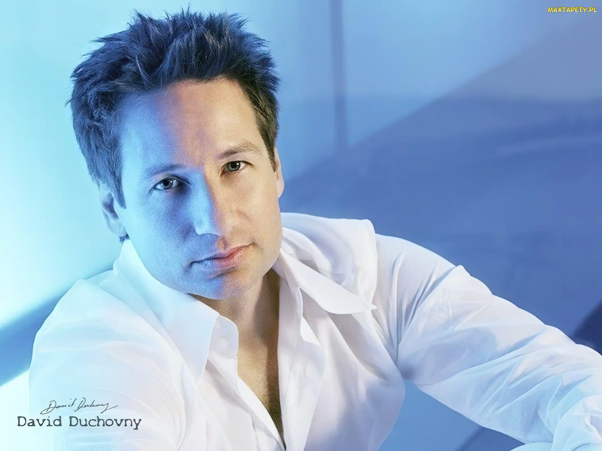 biała koszula, ciemne włosy, David Duchovny