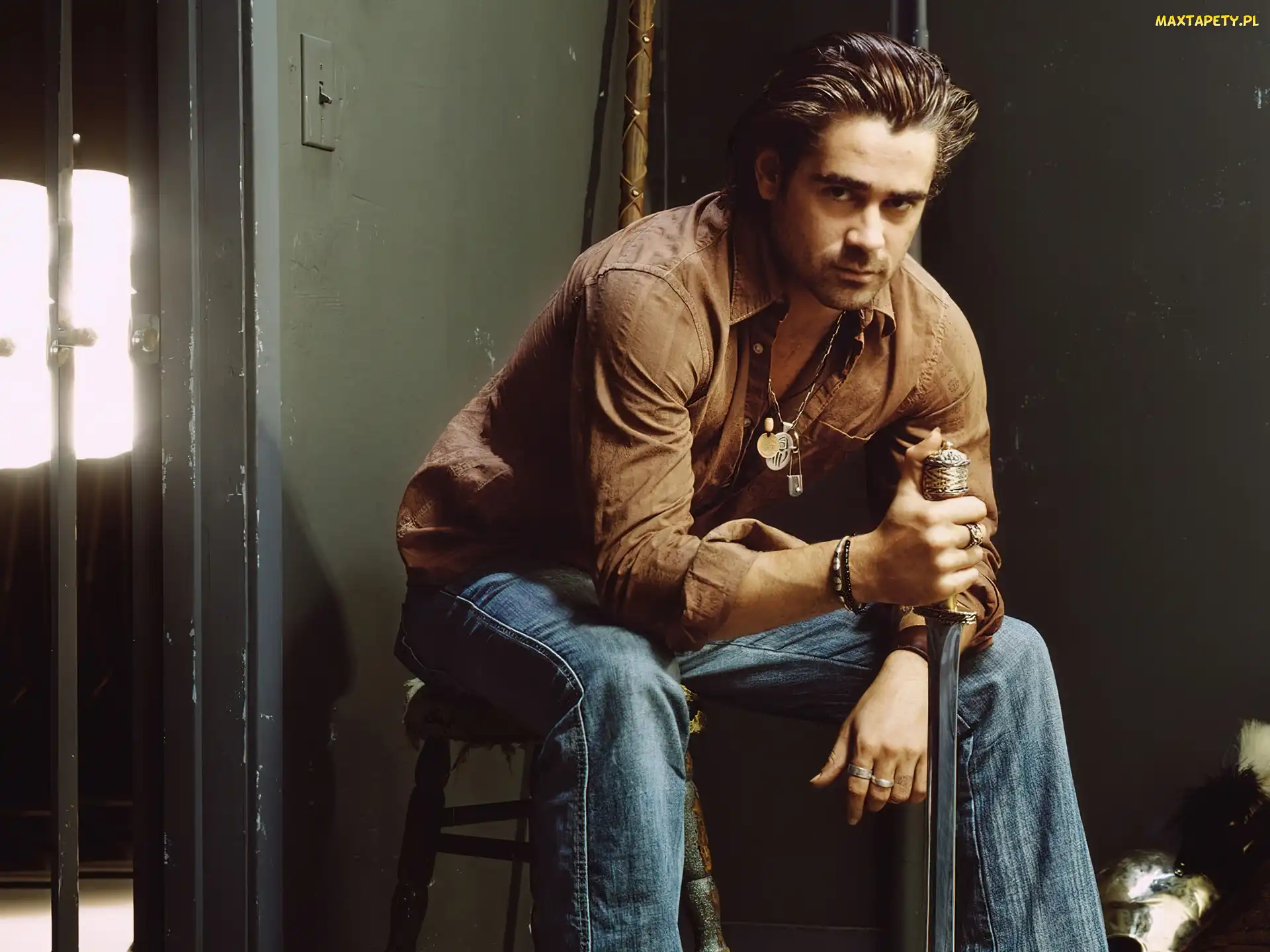 Colin Farrell, jeansy, brązowa koszula