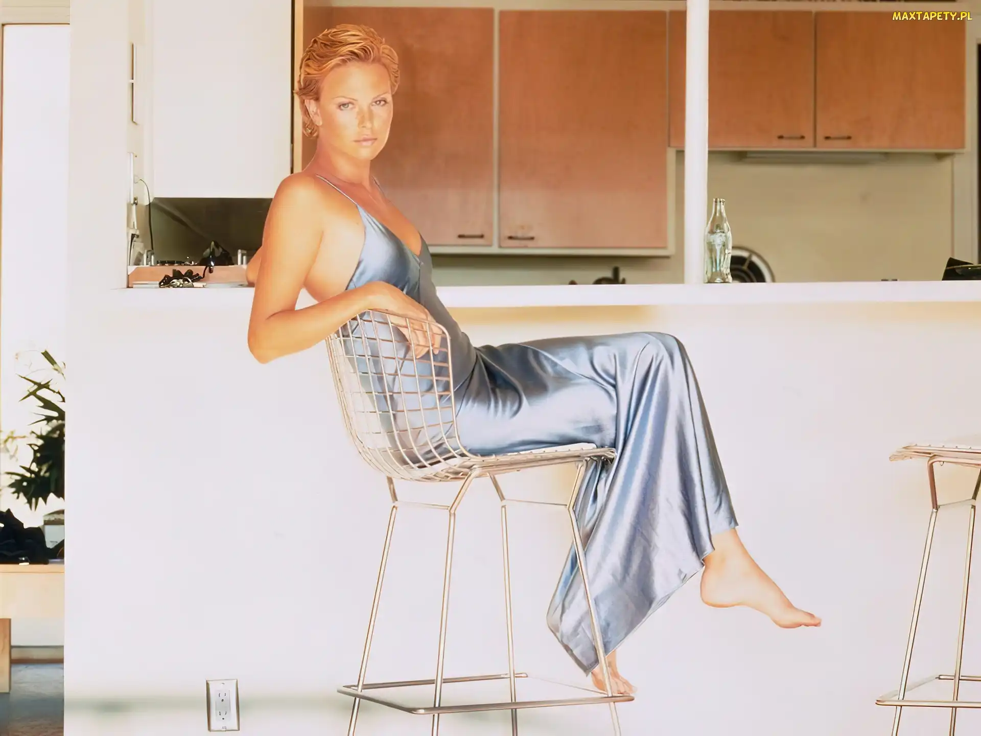 atłasowa, suknia, Charlize Theron