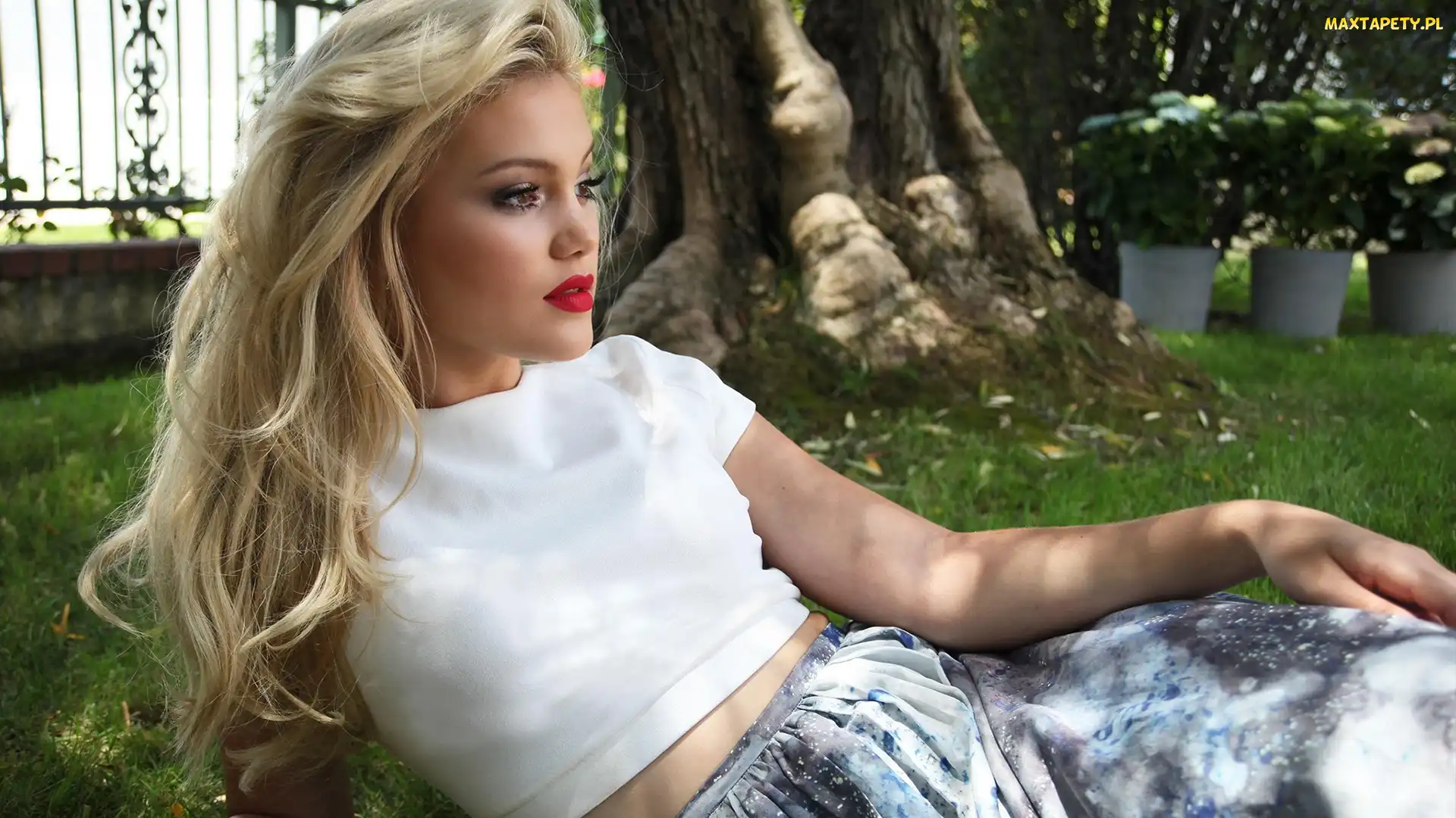 Blondynka, Olivia Holt, Kobieta