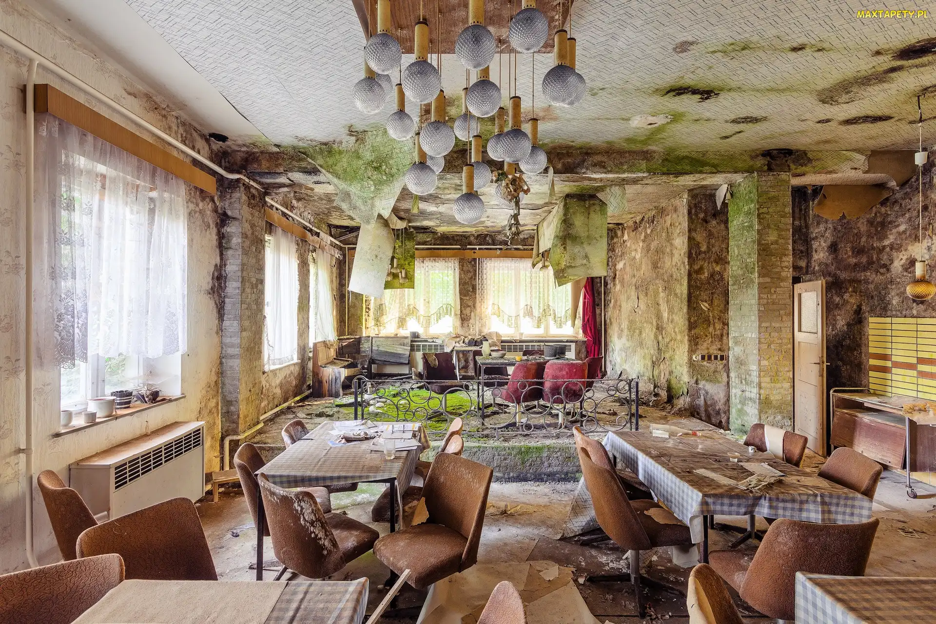 Stara, Restauracja, Zniszczona